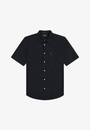 Svart kortermet skjorte med knapper, krage og brystlomme foran med en liten Wrangler-logoetikett.