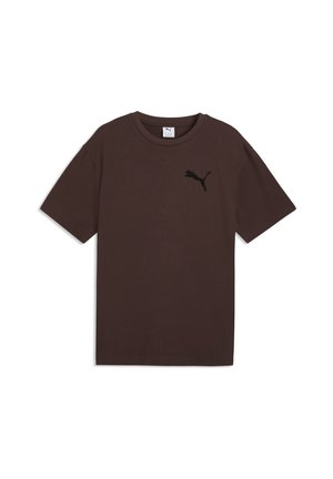 Camiseta marrón de manga corta de Puma con un pequeño logo negro de Puma en el pecho superior izquierdo, mostrada sobre un fondo blanco.