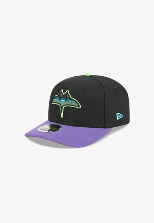 Schwarze Kappe mit einem lila Schirm, ausgestattet mit einem grünen und blauen gestickten Logo auf der Vorderseite. Hergestellt aus Stoff mit einem strukturierten Design.