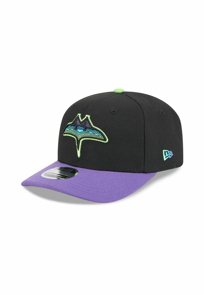 Schwarze Kappe mit einem lila Schirm, ausgestattet mit einem grünen und blauen gestickten Logo auf der Vorderseite. Hergestellt aus Stoff mit einem strukturierten Design.