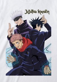 Hvid t-shirt med to stiliserede figurer fra "Jujutsu Kaisen." Den ene har hvidt hår og en sort bind for øjnene; den anden har lyserødt hår og et rødt tørklæde.