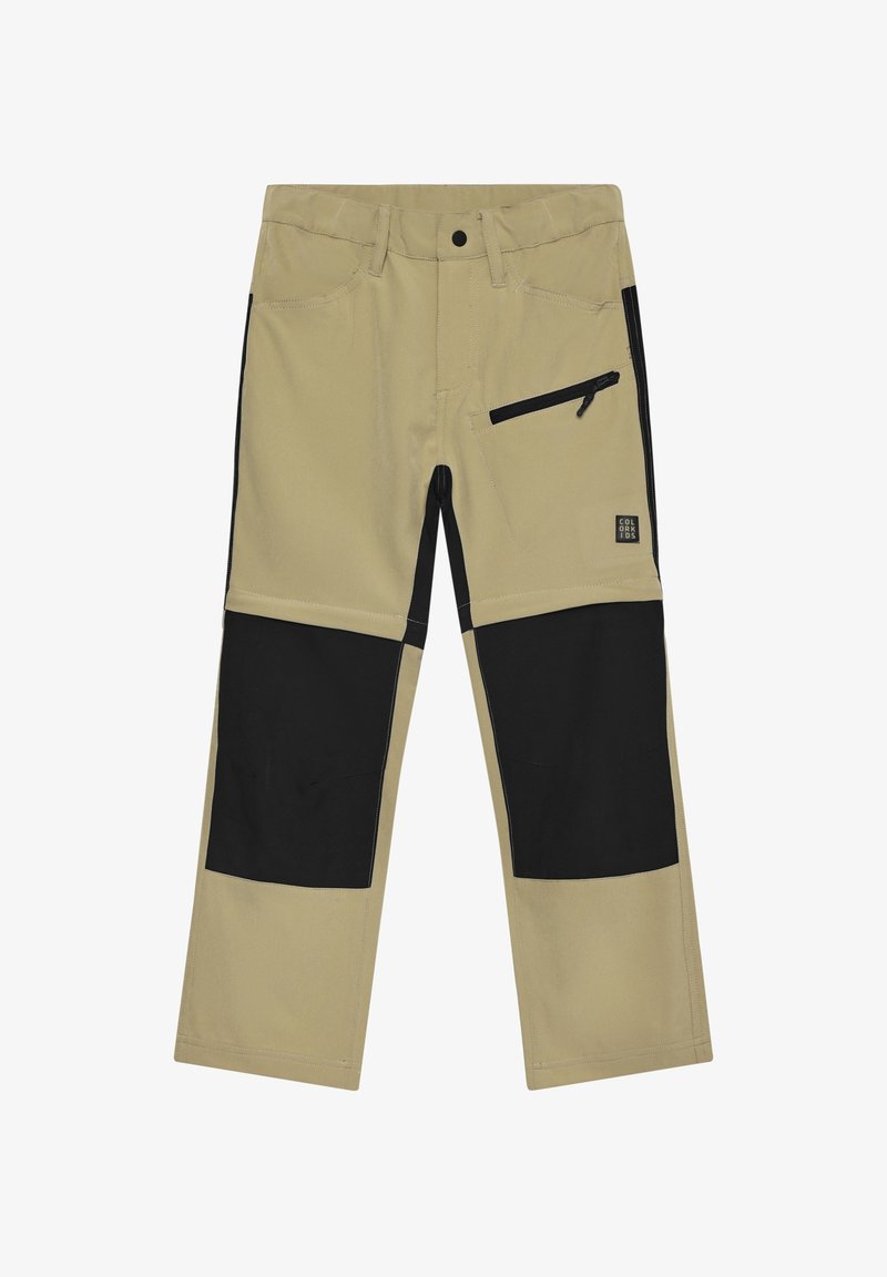 Pantalon beige avec des renforts noirs aux genoux, fabriqué en tissu résistant. Comprend une poche zippée à l'avant et une étiquette de marque sur la partie inférieure de la jambe.