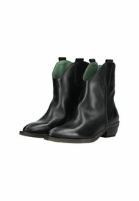 Czarne skórzane botki za kostkę o gładkiej fakturze, z wydłużonym noskiem i zielonym wykończeniem. Posiadają pętelki do zakupu oraz niski, podwyższony obcas.