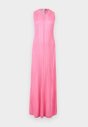 Αμάνικο μακρύ ροζ φόρεμα με κάθετες πιέτες, στρογγυλή λαιμόκοψη και αέρινη σιλουέτα Α-γραμμής σε απλό φόντο.