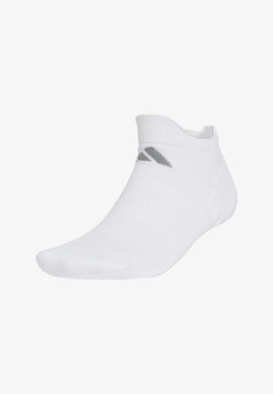 Weißer Knöchelsocken mit kleinem grauem dreieckigem Logo nahe dem Bund, dargestellt vor einem einfarbigen weißen Hintergrund.