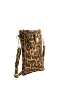 Kædepose med leopardmønster lavet af læder med en blank finish, udstyret med klaplukning og guldfarvede hardwaredetaljer.