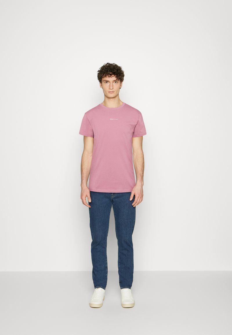 Herren T-Shirts & Polos | TOM TAILOR DENIM RELAXED PRINTED T-Shirt print wineberry rose/pink - BU15011 Herren T-Shirts & Polos | TOM TAILOR DENIM RELAXED PRINTED T-Shirt print wineberry rose/pink - BU15011