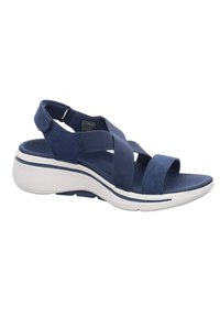 Sandal blu navy con cinturini incrociati, in morbido materiale scamosciato, suola in gomma testurizzata e soletta bianca imbottita per il comfort.