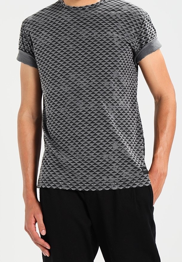 Grå kortærmet t-shirt med et struktureret diamantmønster, der har en rund halsudskæring og optrukne ærmer, lavet af blødt, let stof.