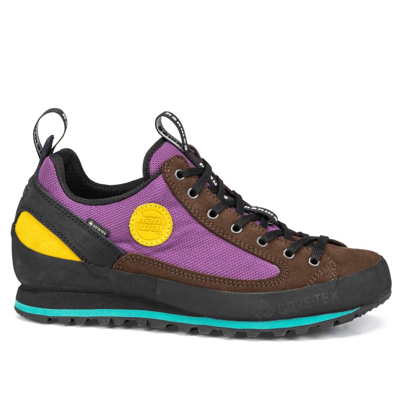 Chaussure d'escalade à décolleté bas en tissu violet avec des accents en suède marron. Caractérisée par une patch logo jaune, des lacets noirs et une semelle en caoutchouc noir texturé.
