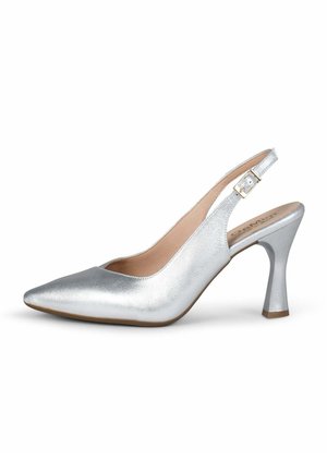 Zapato de tacón alto plateado con punta puntiaguda, tira trasera y hebilla dorada, con tacón ancho curvado sobre fondo blanco.