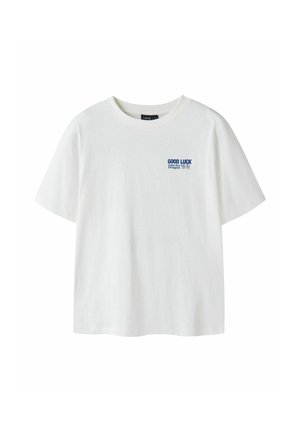 Camiseta blanca de manga corta con texto azul "GOOD LUCK" y texto más pequeño "Okinawa Dragon" en la parte superior izquierda del pecho.