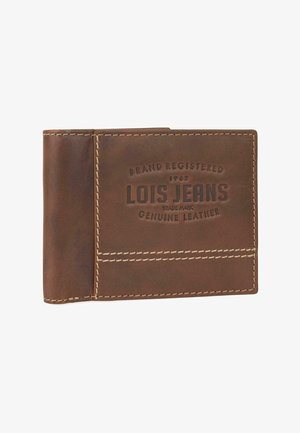 Billetera de cuero marrón con logo en relieve, costuras en contraste y un diseño rectangular y elegante. La superficie tiene una textura suave con veta visible.