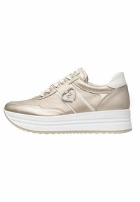 Baskets beige métalliques avec une texture lisse, accents blancs, semelle surélevée et détail en forme de cœur sur le côté.