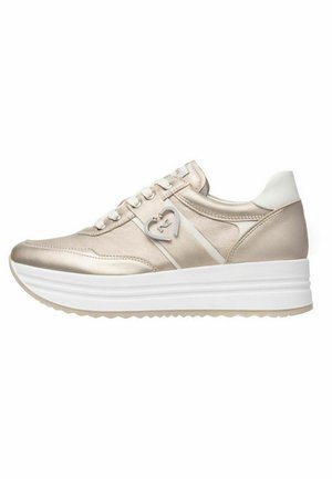 Baskets beige métalliques avec une texture lisse, accents blancs, semelle surélevée et détail en forme de cœur sur le côté.