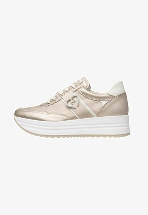 Sneaker beige metallico con texture liscia, dettagli bianchi, suola rialzata e logo a forma di cuore sul lato.