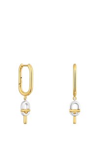 Złote kolczyki koła z dużym złotym owalem i małym srebrnym wisiorkiem w kształcie dzwonka na dole. Polerowana powierzchnia, nowoczesny design.