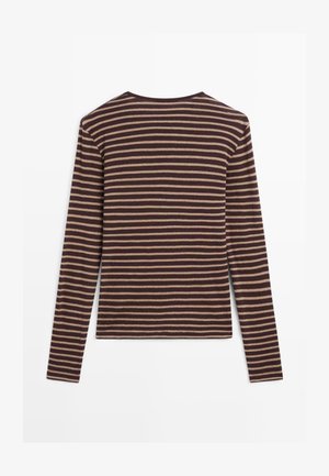 Koszula z długim rękawem w brązowo-beżowe paski. Bawełniany materiał z okrągłym dekoltem i dopasowanym krojem. Miękka tekstura i równy wzór.