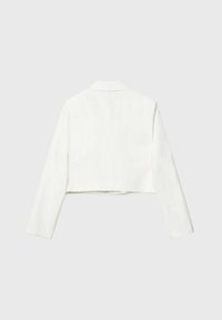 Blazer blanc raccourci à manches longues, revers crantés, coupe ajustée et tissu texturé. Design minimaliste sans fermetures visibles.