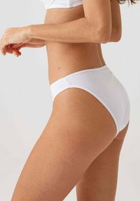 Witte katoenen boxershort met een gladde textuur, medium hoogte en minimale stiksels. Eenvoudig ontwerp, geschikt voor dagelijks gebruik.