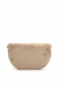 Sac à main en fourrure beige avec une surface douce et texturée ; forme arrondie et fermeture à glissière cachée ; design minimaliste sans matériel visible.