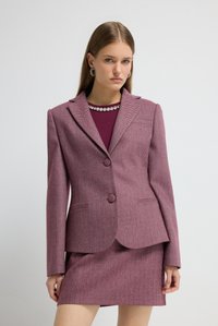 Burgundy blazer met een visgraatpatroon, voorzien van twee knopen en een notch-revers, gecombineerd met een bijpassende aansluitende rok. Gestructureerde stof.
