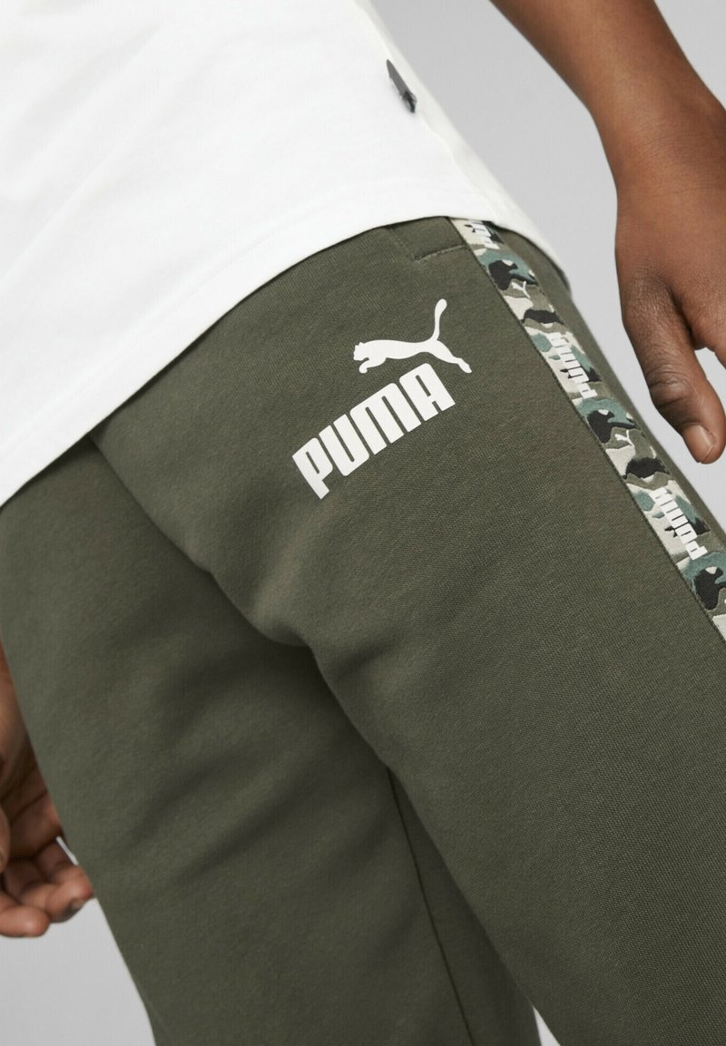 Zelené tepláky Puma mají bílé logo, maskovací boční pruhy, měkkou tkaninu a zúžený střih, což zaručuje pohodlí a styl.