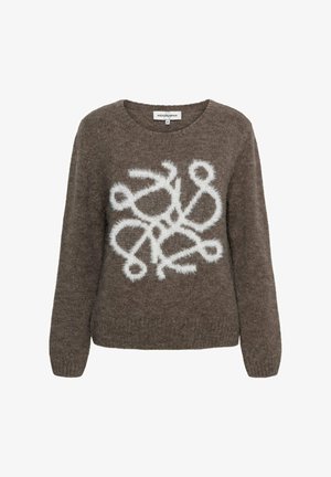 Bruine gebreide trui met een fluffy wit abstract ontwerp aan de voorkant. Heeft een ronde halslijn en lange mouwen. Zachte textuur.