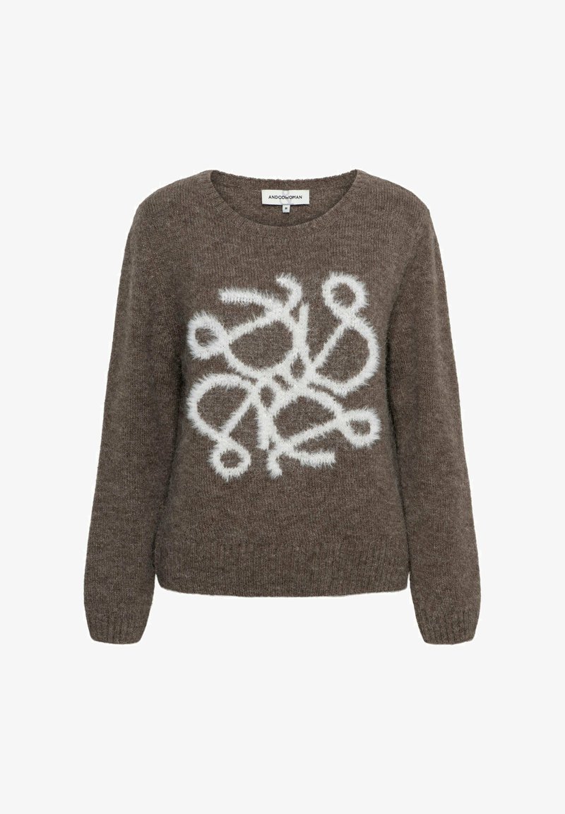 Bruine gebreide trui met een fluffy wit abstract ontwerp aan de voorkant. Heeft een ronde halslijn en lange mouwen. Zachte textuur.