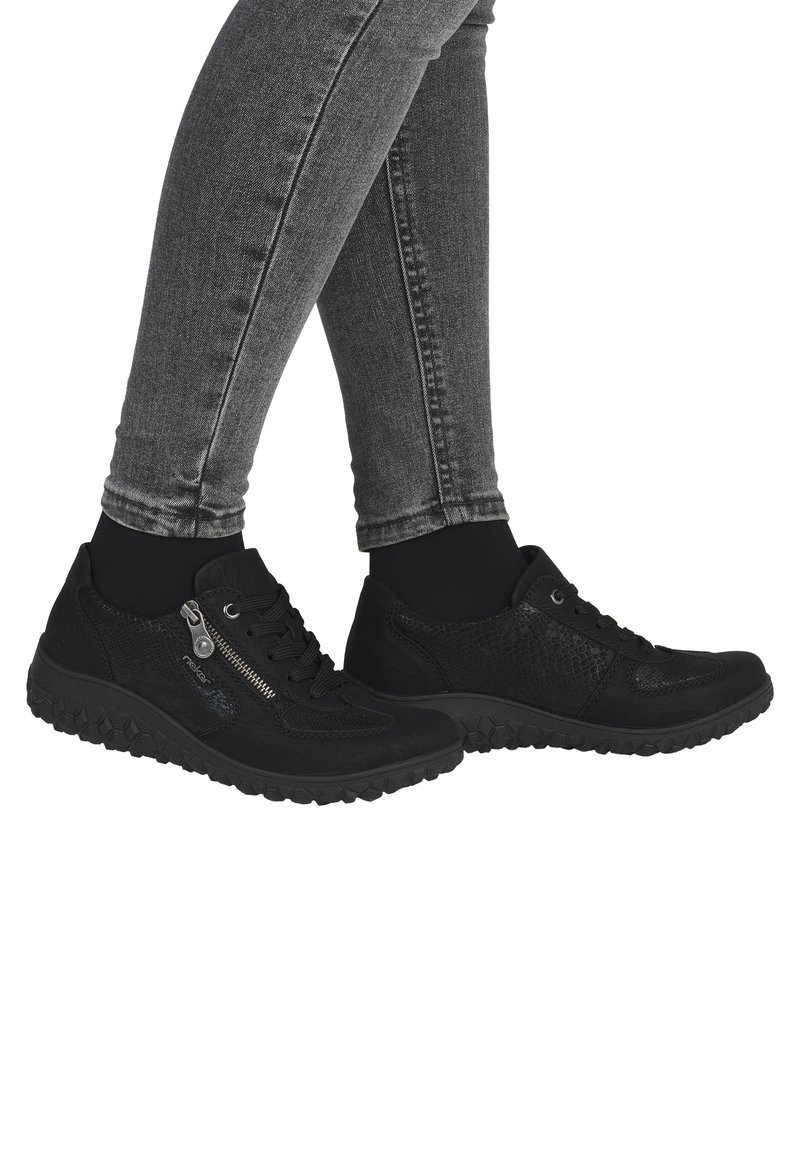 Czarne sneakersy na sznurowanie z teksturowymi panelami, akcentem zamka błyskawicznego i gumową podeszwą. Zaprojektowane z myślą o komforcie, z elastyczną, lekką konstrukcją.