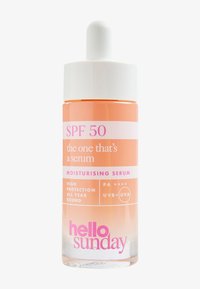Orange serumflaska med ett vitt pipettlock. Etiketten inkluderar "SPF 50" och "hello sunday" med rosa text på en klar bakgrund.