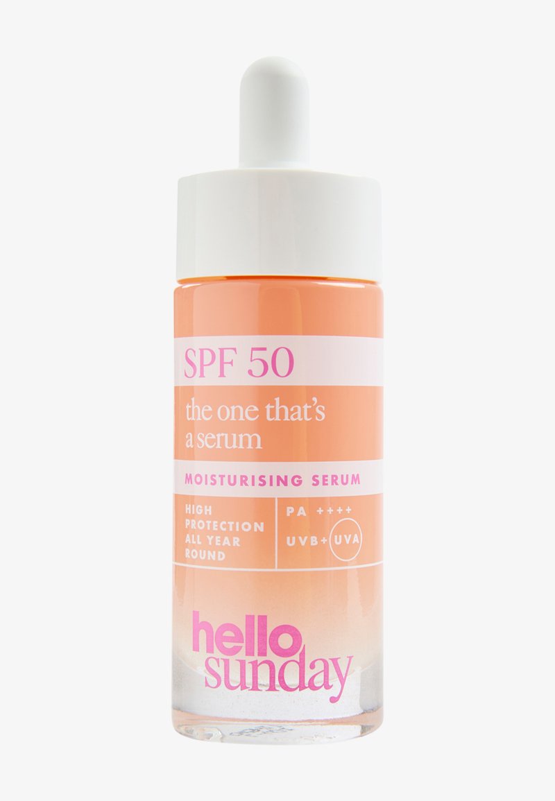 Orange serumflaska med ett vitt pipettlock. Etiketten inkluderar "SPF 50" och "hello sunday" med rosa text på en klar bakgrund.