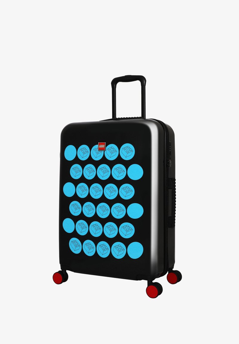 Svart resväska med blå cirkulära LEGO-mönster, hårt skal, utdragbart handtag och röda hjul för rörlighet. Kompakt och hållbar design.