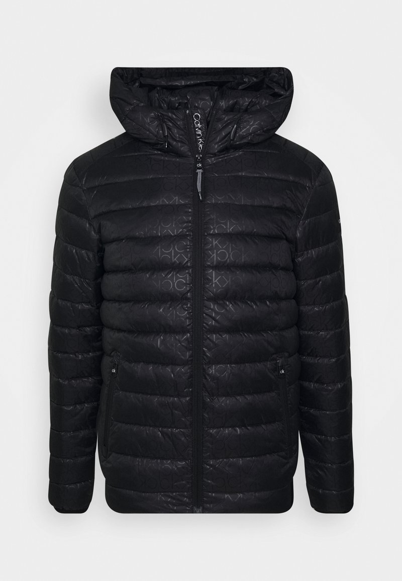 Veste noire rembourrée à capuche avec un motif subtil du logo Calvin Klein en all-over, fermeture éclair à l'avant et poches latérales zippées.