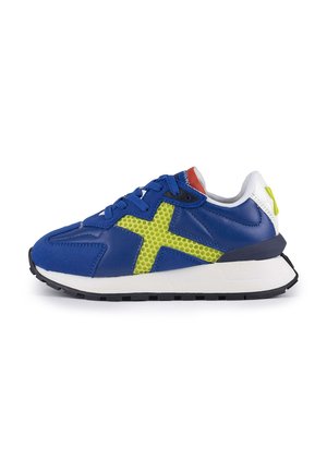 Baskets en cuir bleu avec un grand accent en mesh jaune, talon blanc et semelle noire. Lacets assortis en bleu avec des détails rouges sur la languette.
