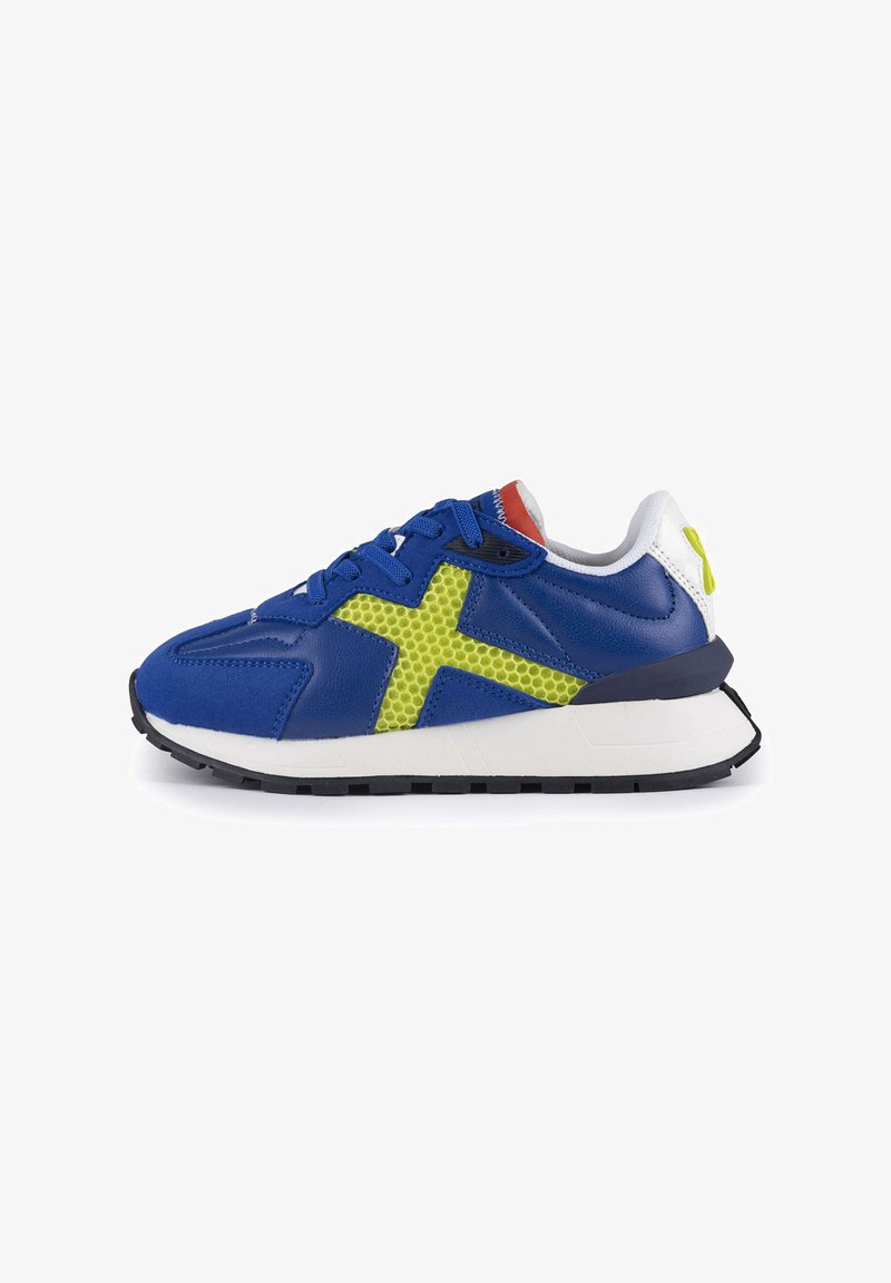 Sneaker in pelle blu con un grande accento in rete gialla, tallone bianco e suola nera. Lacci in blu abbinato con dettagli rossi sulla linguetta.
