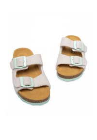 Sandales en feutre gris clair avec deux boucles réglables de couleur menthe, une semelle intérieure en daim marron et une semelle en caoutchouc texturé de couleur menthe.