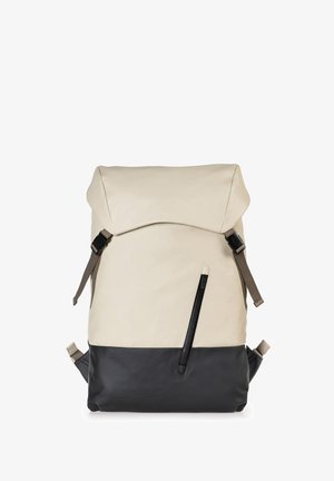 Beige und schwarzer Rucksack mit Rolltop-Design, vorderem Reißverschlussfach, verstellbaren Trägern und einer glatten, strapazierfähigen Textur.