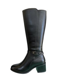 Stivale alto in pelle nera con punta rotonda, una cintura con dettaglio della fibbia e un tacco a blocco moderato. Texture liscia con cuciture sottili.