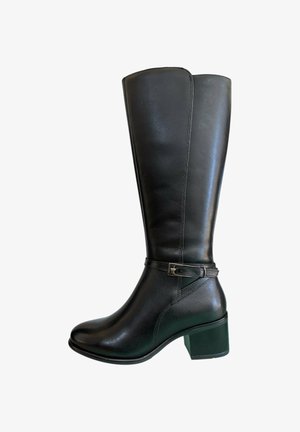 Stivale alto in pelle nera con punta rotonda, una cintura con dettaglio della fibbia e un tacco a blocco moderato. Texture liscia con cuciture sottili.