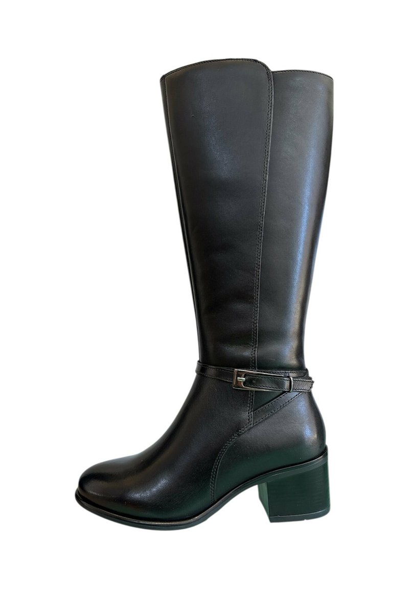 Stivale alto in pelle nera con punta rotonda, una cintura con dettaglio della fibbia e un tacco a blocco moderato. Texture liscia con cuciture sottili.