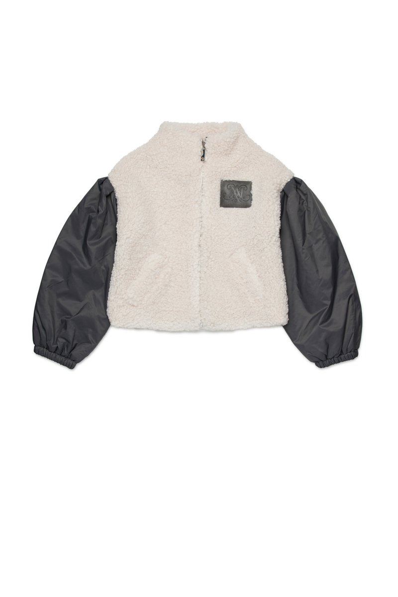 Fleecejas met een ritssluiting aan de voorkant, crème lichaam, donkergrijze nylon mouwen, elastische boorden en een vierkante leren logo patch op de borst.