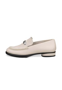 Beige Lederloafer mit runder Zehenform, genähten Details und einem kleinen metallischen Akzent auf dem Blatt. Schwarze Gummisohle mit minimalem Absatz.
