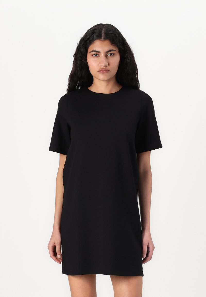 Rochie neagră cu mânecă scurtă, având un decolteu rotund și o croială dreaptă. Confecționată dintr-un material neted, cu un design simplu și minimalist.