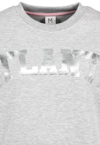 Hellgrauer Sweatshirt mit einem gerippten Halsabschluss und metallisch silbernen Buchstaben, die "THANT" auf der Brust schreiben, Größe Mittel, Etikett sichtbar.