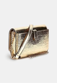 Metallic guld håndtaske med en tekstureret overflade, kædestrop og klaplukning. Har en struktureret rektangulær form og en blank finish.