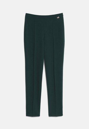 Pantalon slim ajusté vert foncé avec coutures à l'avant et petit détail de logo métallique sur la ceinture.