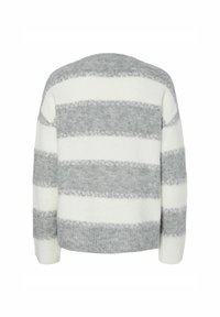 Grå och vit randig tröja med en mjuk textur, rund hals och ribbade ärmslut. Ränderna är breda och växlar mellan ljusa och mörka nyanser.