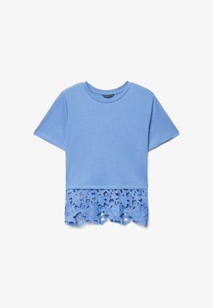 Camicia azzurro chiaro a maniche corte con scollo rotondo e bordo inferiore in pizzo floreale.