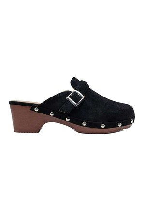 Sabot en daim noir avec talon en bois, bride à boucle argentée et clous décoratifs argentés le long du bord de la semelle.